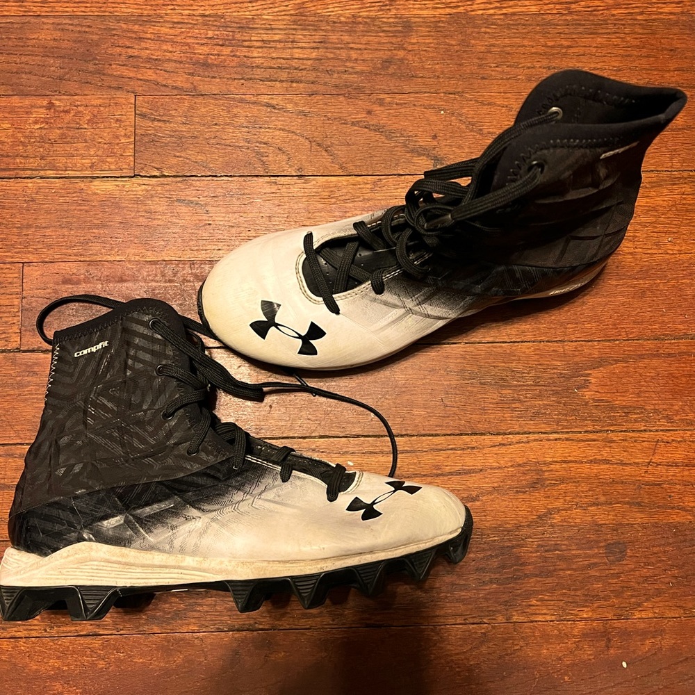 NIKE football cleats USA 6Y used black and white.
